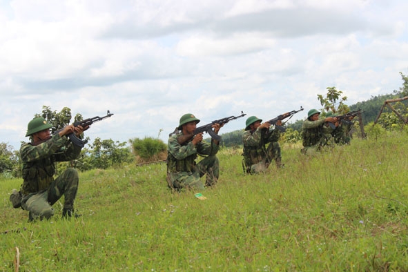 Chiến sĩ Đại đội 2 tham gia huấn luyện bài “Đổi súng”.  