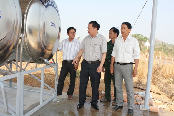 Lãnh đạo huyện Krông Búk kiểm tra công trình cung ứng nước sinh hoạt tại xã Ea Sin.