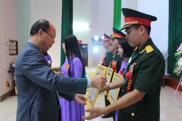 Lãnh đạo TP. Buôn Ma Thuột trao Giấy khen tặng Đại úy Nguyễn Thành Công, điển hình tiên tiến giai đoạn 2012-2017.  