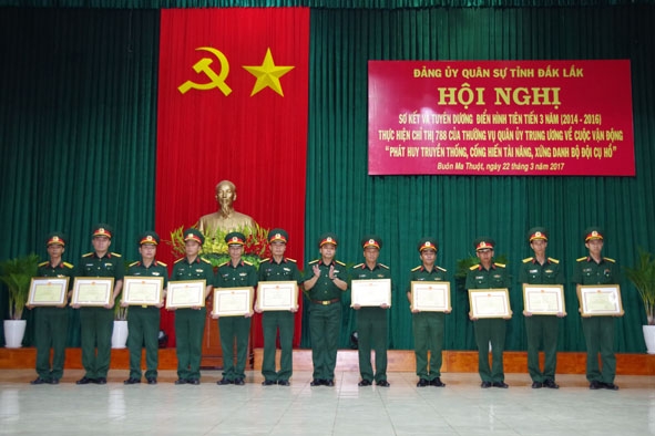  Đại tá Nguyễn Thanh Xuân, Chính ủy Bộ CHQS tỉnh tặng Giấy khen cho các cá nhân điển hình tiên tiến trong thực hiện Cuộc vận động. 