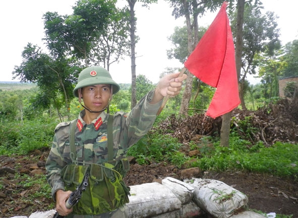 Trung sĩ Nguyễn  Văn Lưu  chỉ huy  Tiểu đội  cối 60  huấn luyện.