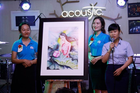 Đấu giá bức tranh Thiếu nữ và sen (họa sỹ Trần Thị Đào) tại đêm nhạc.