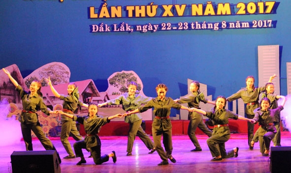 Hoạt cảnh múa “Cúc ơi” tại Liên hoan Nghệ thuật quần chúng tỉnh lần thứ XV.