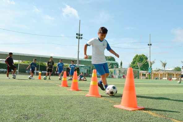 Cầu thủ CLB bóng đá cộng đồng Đắk Lắk luyện kỹ thuật cá nhân. 