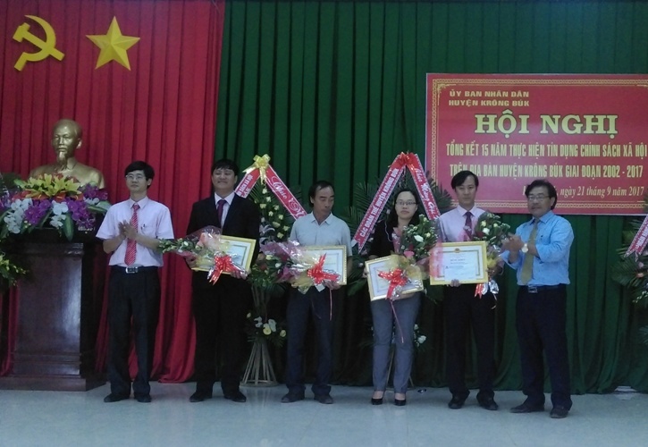 UBND huyện Krông Búk khen thưởng các tập thể có thành tích xuất sắc trong hoạt động tín dụng xã hội. 