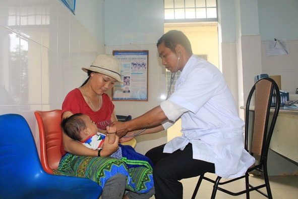 Bác sĩ của Trạm Y tế xã Cư San khám chữa bệnh cho người dân.