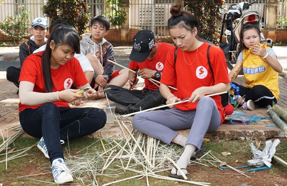 Các bạn tình nguyện viên trong Nhóm Hành trình đỏ Đắk Lắk tự làm đèn lồng chuẩn bị Trung thu cho trẻ em nghèo. 