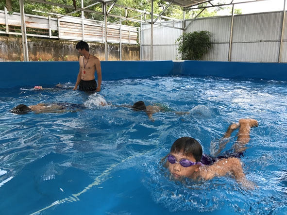 Sau 1 tháng tập luyện, một số học sinh Trường Tiểu học Nguyễn Văn Trỗi (xã Quảng Hiệp) đã biết bơi.    