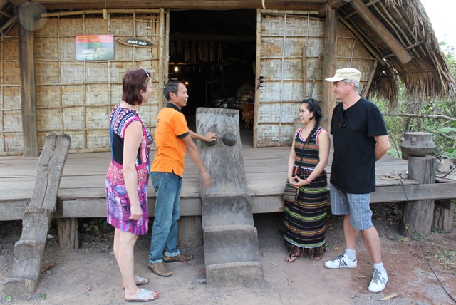 Hướng dẫn viên du lịch giới thiệu cho du khách người Nga về nhà dài truyền thống  của người Êđê tại Khu Du lịch Bản Đôn, huyện Buôn Đôn.  