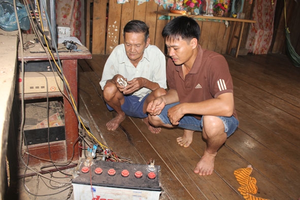 Nhiều hộ dân ở thôn Bình Minh phải dùng điện qua bình ắc quy.