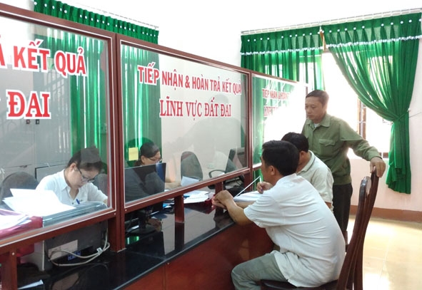         Người dân  đến làm  thủ tục hành chính tại Bộ phận tiếp nhận và trả kết quả - UBND huyện Ea Súp. 