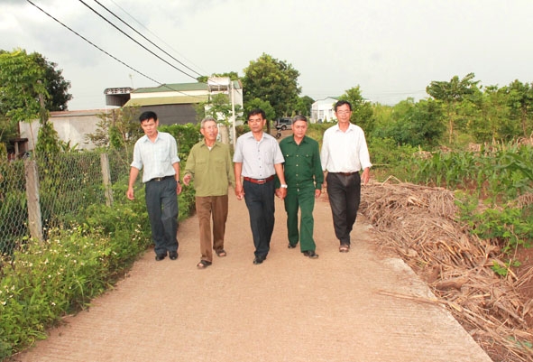 Đường giao thông thôn 5, xã Ea M'nang do cán bộ, hội viên CCB và người dân trong thôn đóng góp xây dựng.   