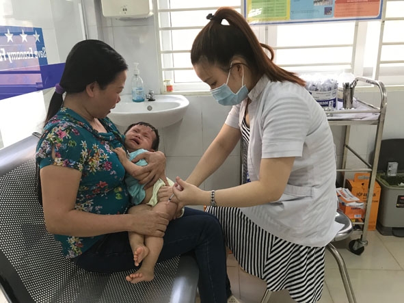 Tiêm vắcxin phòng bệnh quai bị cho trẻ tại Trung tâm Y tế Dự phòng tỉnh.