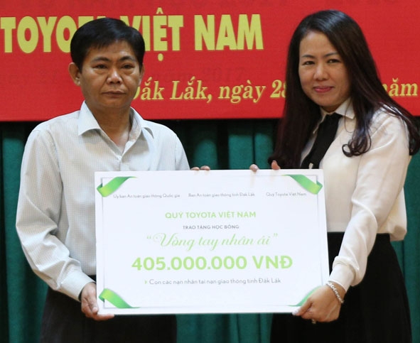  Chủ tịch TVF  Đỗ Thu Hoàng trao số tiền  hỗ trợ  cho Ban ATGT tỉnh.