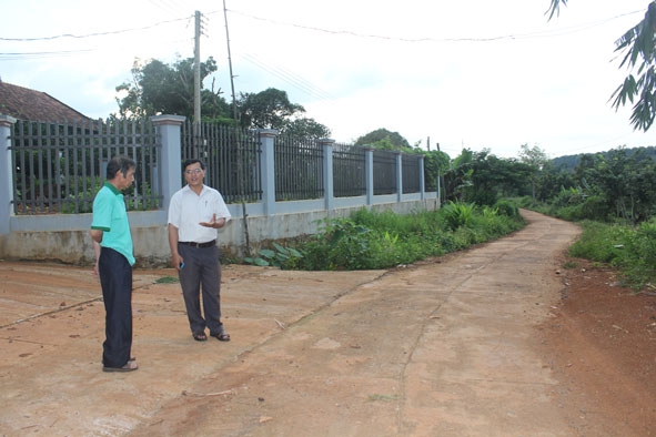 Một tuyến đường bê tông tại thôn 1, xã Ea Tir được xây dựng từ đóng góp của người dân.