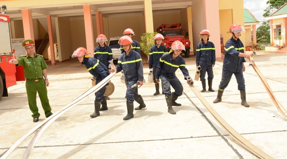 Chiến sĩ Phòng Cảnh sát phòng cháy và chữa cháy số 2 tập luyện kỹ thuật  rải lăng vòi.  