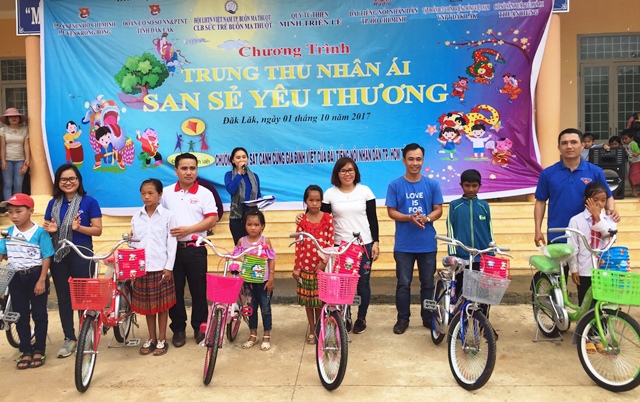 Ban tổ chức trao xe đạp cho các em thiếu nhi có hoàn cảnh khó khăn tại xã Cư Pui.