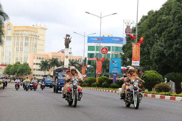 CSGT, Công an TP. Buôn Ma Thuột diễu hành tuyên truyền ATGT trên đường Nguyễn Tất Thành (TP. Buôn Ma Thuột).  