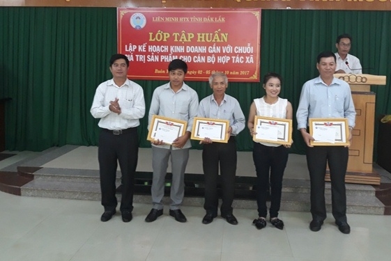 Chủ tịch Liên minh HTX tỉnh Nguyễn Thiên Văn tặng giấy khen cho các học viên xuất sắc