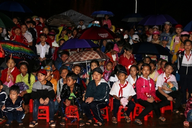 Thiếu nhi huyện Krông Năng háo hức tham gia Chương trình "Đêm hội Trăng rằm" năm 2017 dù trời mưa.