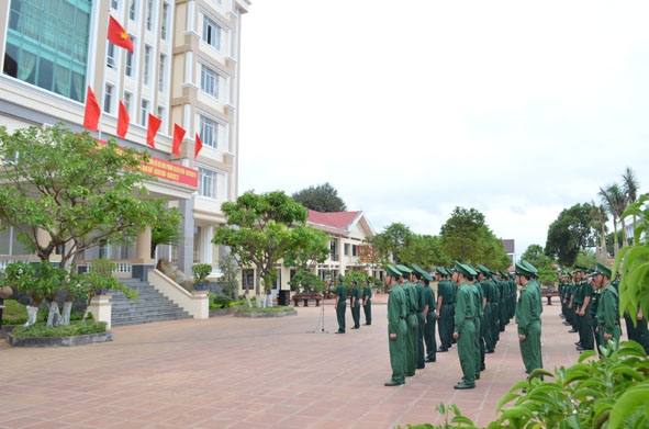 Cán bộ, chiến sĩ Cơ quan Bộ Chỉ huy Bộ đội Biên phòng tỉnh duy trì nghiêm lễ chào cờ hằng tháng.   