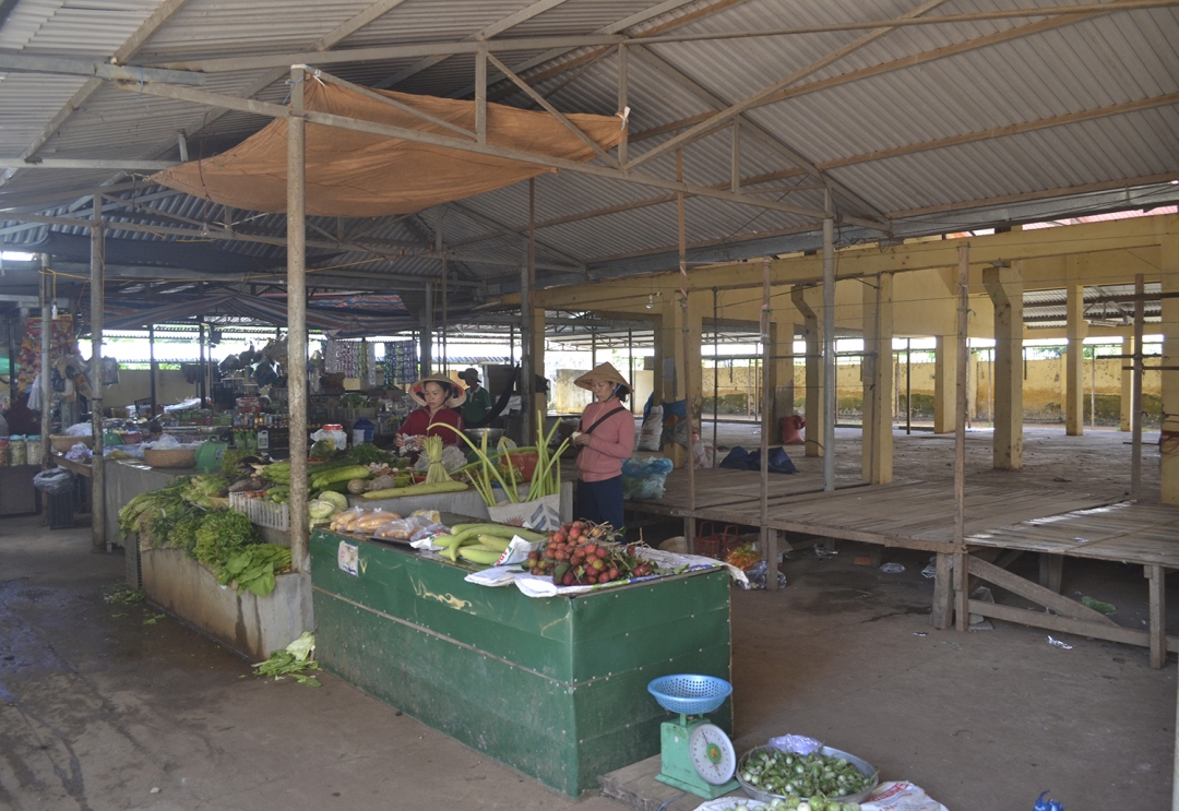 Chợ trung tâm xã Ea Kao (TP. Buôn Ma Thuột) chỉ có vài hộ tiểu thương buôn bán. 