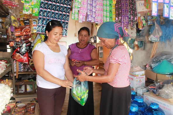 Nhờ nguồn vốn vay Ngân hàng Chính sách xã hội huyện Cư M’gar, chị H’Rênh Ayun (bìa trái) ở buôn Bling,  xã Ea Kpam có điều kiện phát triển kinh tế gia đình. 