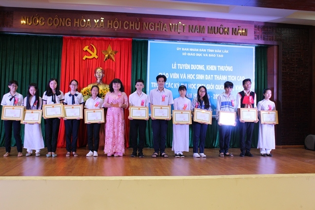 Phó Chủ tịch UBND tỉnh H'Yim Kđoh trao Bằng khen của UBND tỉnh tặng học sinh đạt giải quốc gia năm 2017.Ảnh: H.Mong