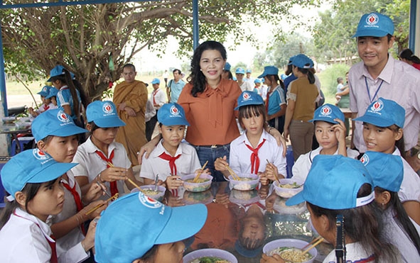 Bữa ăn trưa tại trường của các em học sinh THCS  Bế Văn Đàn.  