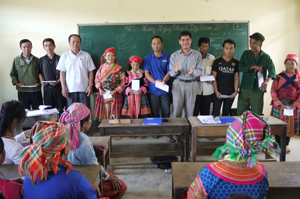 Đoàn công tác phát động quần chúng của Ban Dân vận Tỉnh ủy tổ chức phát động quần chúng và tặng quà cho hộ nghèo buôn Ea Rớt, xã Cư Pui, huyện Krông Bông.  Ảnh: C. Dũng