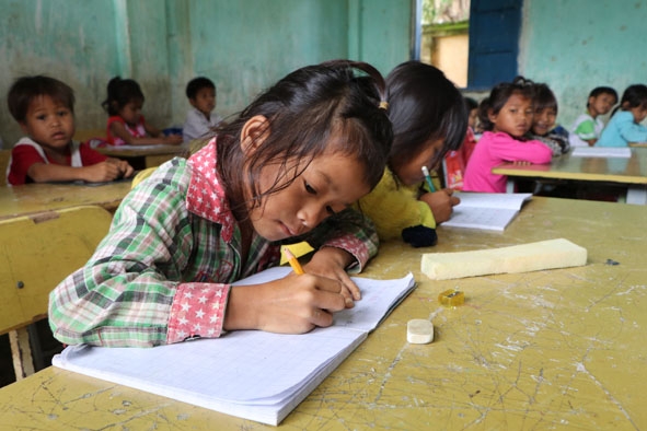 Điều kiện học tập của học sinh Trường Tiểu học Đinh Núp (xã Ea Yiêng, huyện Krông Pắc) còn thiếu thốn.  