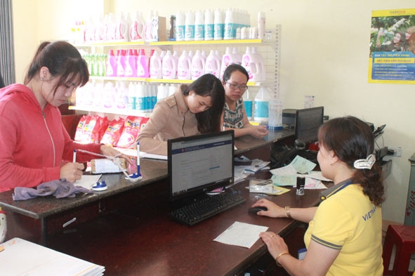 Nhân viên Bưu điện văn hóa xã Hòa Phú (TP. Buôn Ma Thuột) tiếp nhận hồ sơ của người dân .