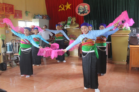  Một buổi  tập luyện văn nghệ  của Chi hội người cao tuổi thôn  Giang Thành, xã Ea Đăh, huyện  Krông Năng. 
