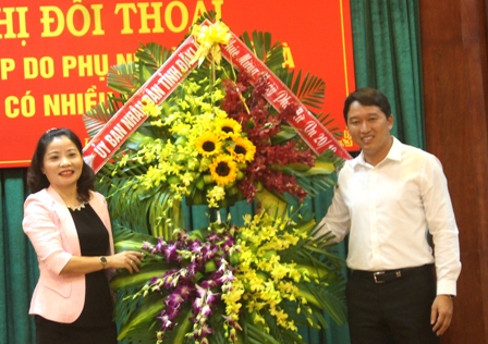 tặng hoa Hội LHPN Việt Nam tỉnh nhân Ngày Phụ nữ Việt Nam 20-10