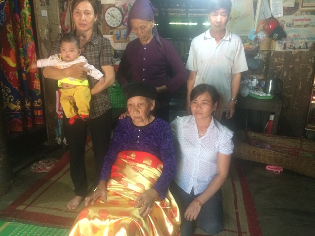 gia đình mà cụ Lò Thị Tín thọ100 tuổi ở xã Tân Hòa huyện Buôn Đôn có 4 thế hệ con cháu chung sống. Cụ vừa được  nhận quà của chủ tịch nước nhân ngày quốc tế người cao tuổi 1-10- 2017