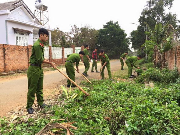 Đoàn thanh niên huyện Krông Pắc tổ chức phát quang bụi rậm ở các khu dân cư.
