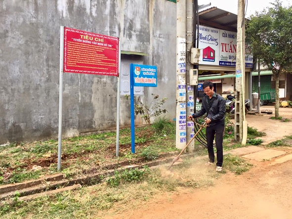 Người dân thị trấn Phước An làm vệ sinh đường phố, phòng chống sốt xuất huyết