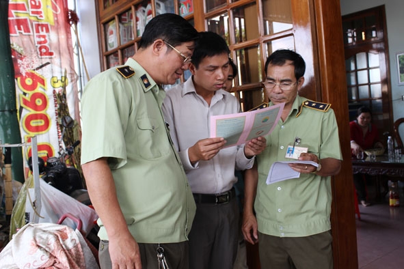 Kiểm tra hóa đơn chứng từ mua bán xăng dầu tại một đại lý xăng dầu ở xã Ea Lê,  huyện Ea Súp.  