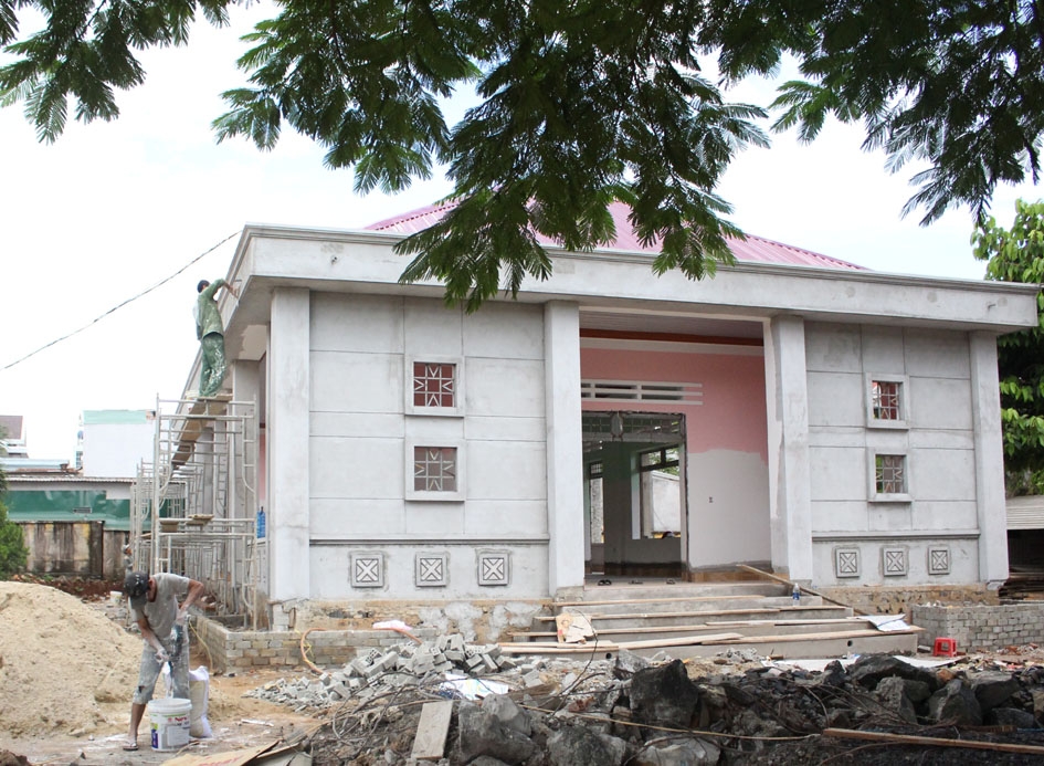 Cơ sở vật chất của một trường học trên địa bàn huyện Ea Kar đang được xây dựng nhờ một phần đóng góp “tự nguyện” của phụ huynh. 