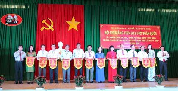 Bế giảng lớp bồi dưỡng chức danh bí thư đảng ủy xã, phường, thị trấn trên địa bàn tỉnh năm 2017. 