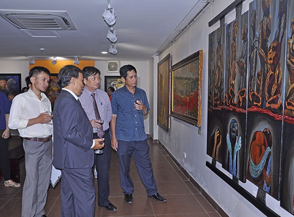 Công chúng đến với triển lãm Mỹ thuật “Gặp gỡ Cao nguyên” được tổ chức  tại Trung tâm Văn hóa Đắk Lắk (3-2017).  