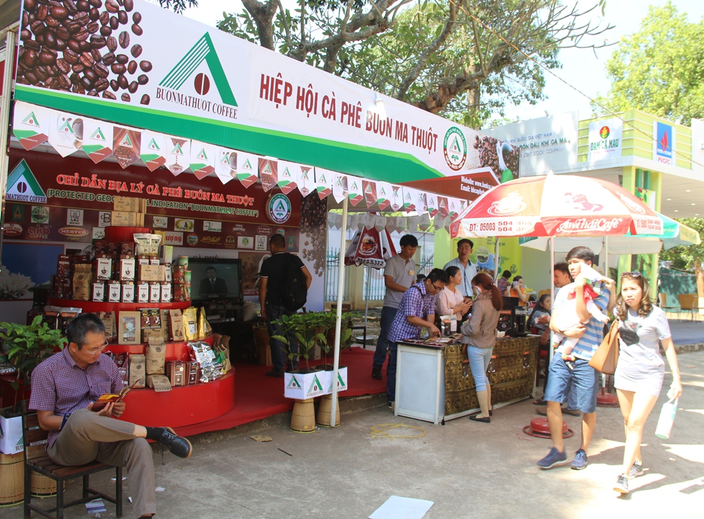 Gian hàng quảng bá sản phẩm cà phê có Chỉ dẫn địa lý Buôn Ma Thuột tại Lễ hội cà phê Buôn Ma Thuột lần thứ 6, năm 2017