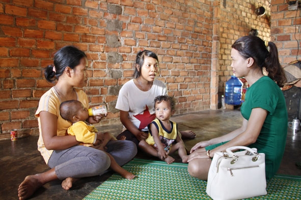 Cán bộ dân số xã Đắk Nuê tuyên truyền về chính sách dân số cho 1 hộ dân tại buôn Dhăm 1. 