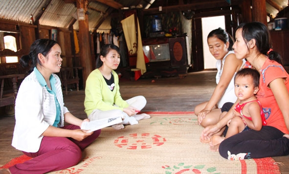 Cán bộ phụ nữ xã Đắk Phơi tuyên truyền về các biện pháp tránh thai tại gia đình chị H’Thái Liêng Hot. 