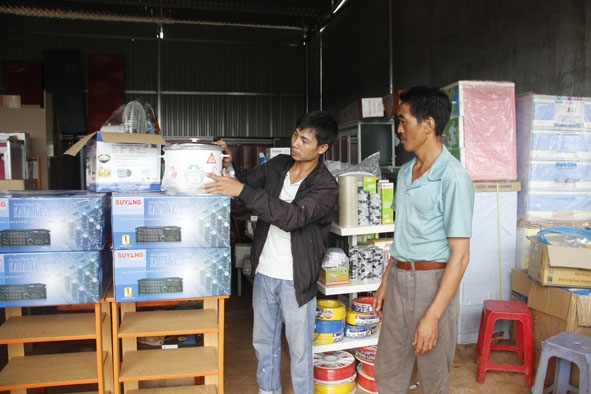 Người dân xã Cư M’lan chọn mua  đồ điện  gia dụng  sản xuất trong nước tại một  cửa hàng trên địa bàn huyện.   