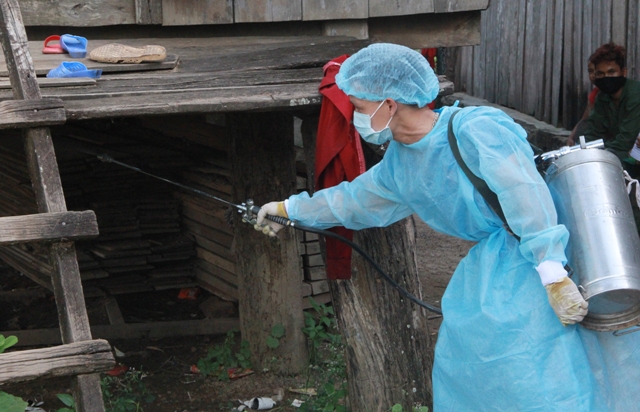 Cán bộ Trung tâm Y tế huyện Buôn Đôn phun hóa chất tồn lưu tại các hộ dân trên địa bàn xã Krông Na.