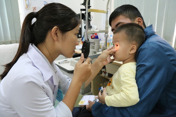 Bác sĩ Bệnh viện Mắt tỉnh khám mắt cho bệnh nhi bị viêm kết mạc.  