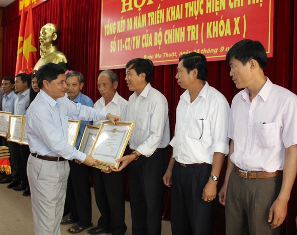 Phó Bí thư Thường trực  Tỉnh ủy  Phạm Minh Tấn trao Bằng khen của Tỉnh ủy  tặng các tập thể đạt thành tích xuất sắc  thực hiện  Chỉ thị số 11  của Bộ Chính trị. 