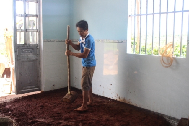 Anh Vũ Văn Khuyến (thôn 5a) đang đầm nền đất để chuẩn bị lát gạch hoa cho căn nhà mới.