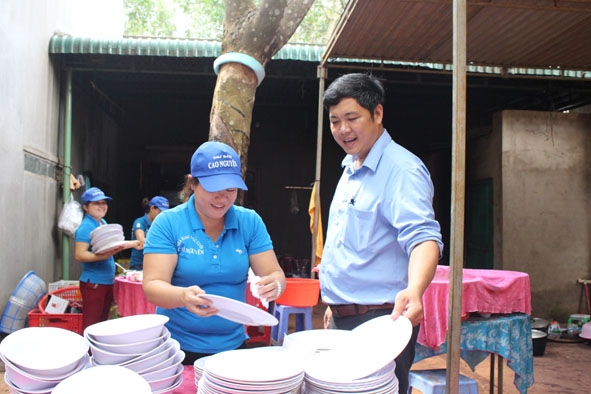  Mô hình dịch vụ  tiệc cưới  của anh  Trần Văn Khang  tạo  việc làm  ổn định  cho nhiều lao động  địa phương. 